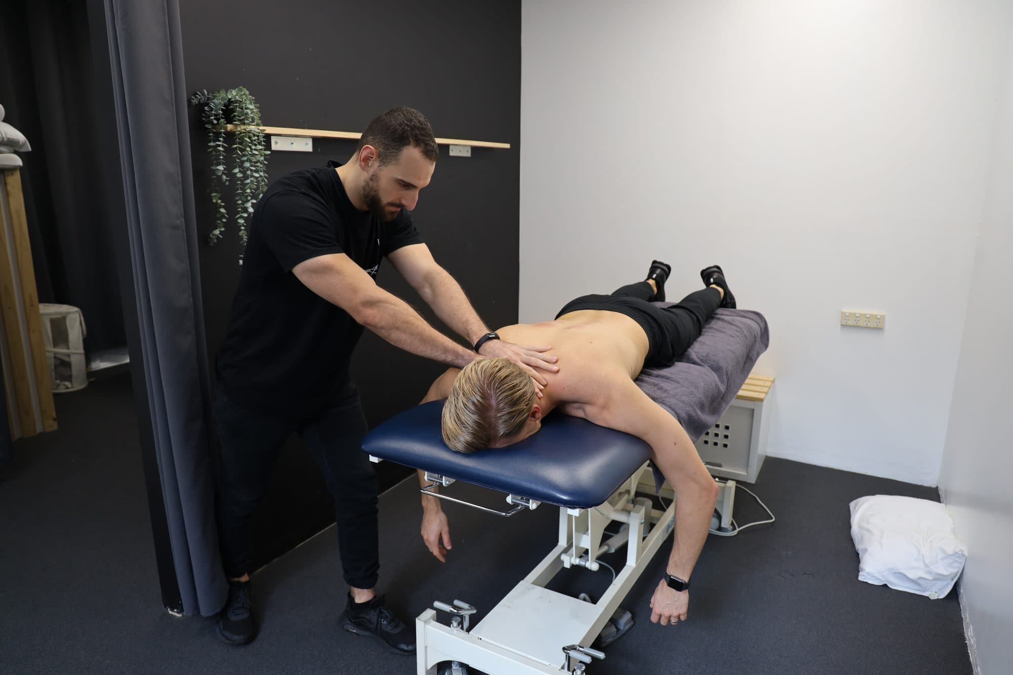 Fisioterapeuta realizando terapia manual avanzada en ASR Fisioterapeutas